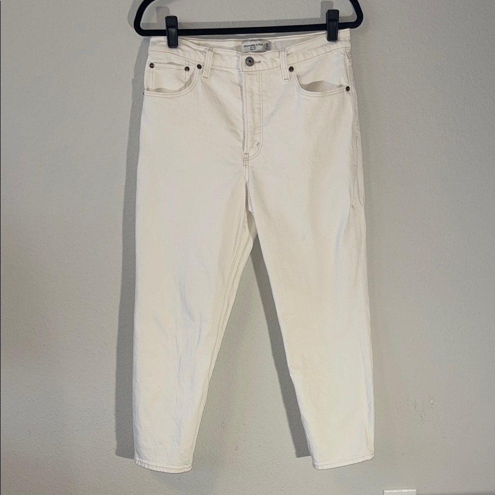 Abercrombie The Mom Jeans in Cream